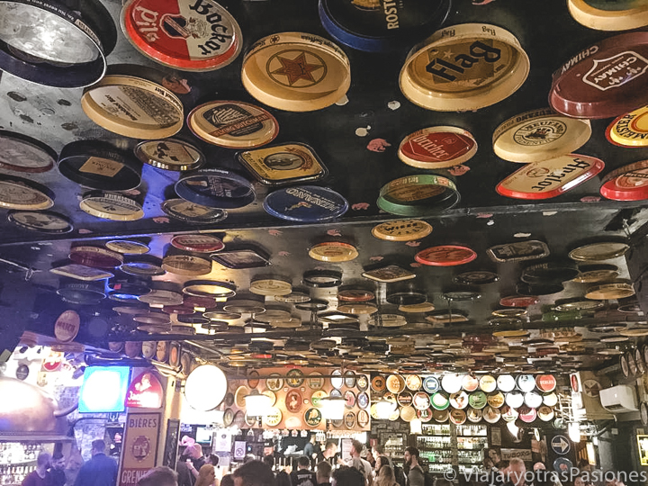 Interior del famoso cervecería Delirium de Bruselas, Bélgica