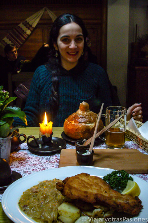 Comiendo un plato de Kotlet Schabowy en un restaurante en Polonia