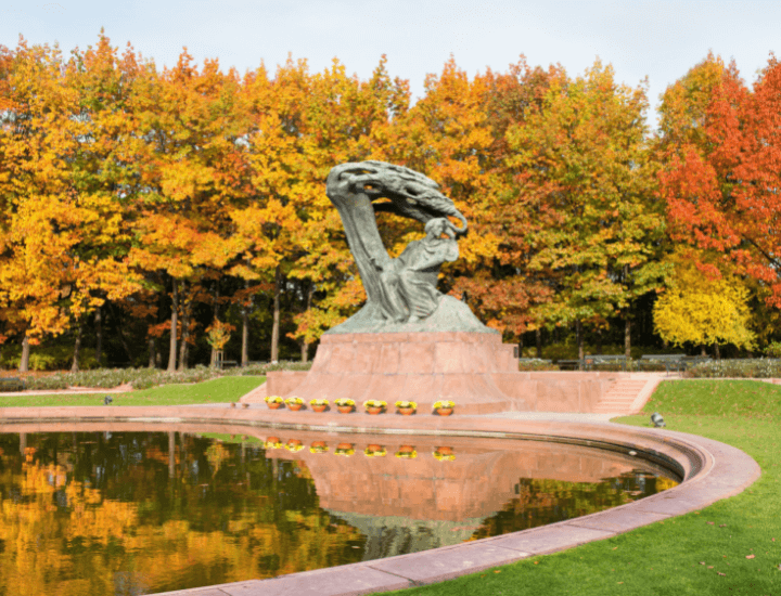 Imagen otoñal de la estatua de Chopin en el Parque Lazienki, en Varsovia