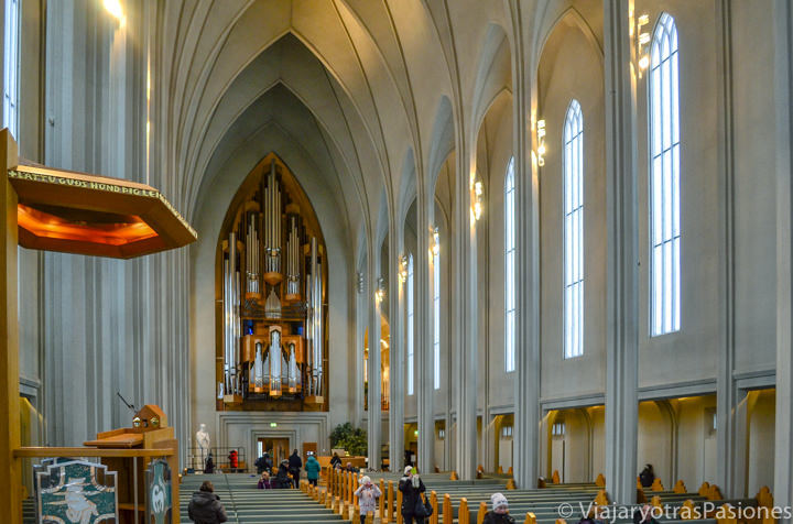 Interior de la famosa Hallgrímskirkja en Reikiavik