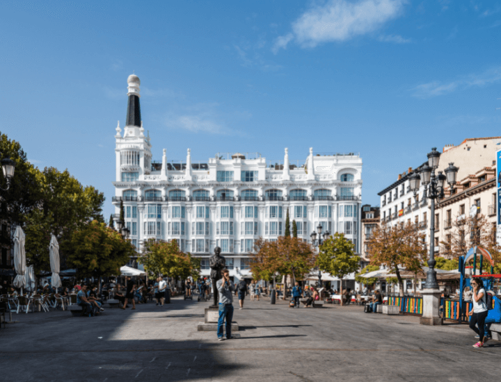 Hermosa vista de la Plaza de Santa Ana de Madrid, España