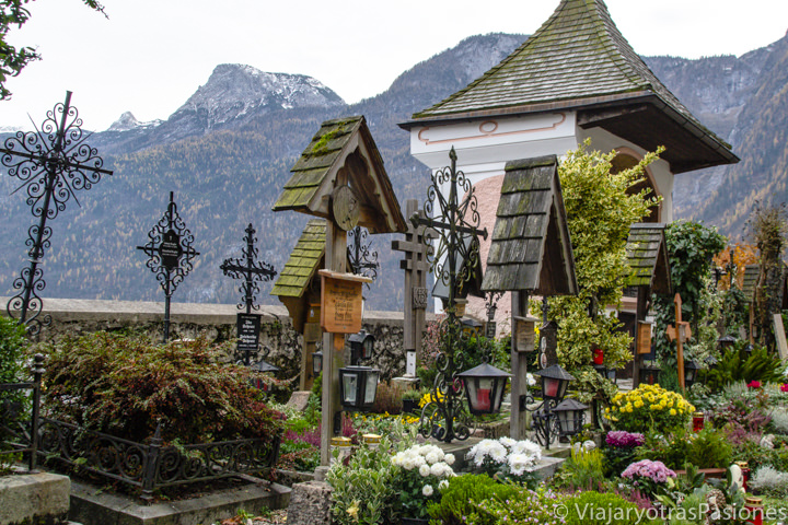 Bonita imagen del típico cementerio de Hallstatt, Austria