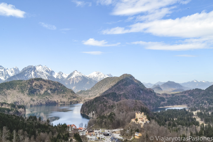Hermoso panorama de los Alpes desde las terrazas del castillo de Neuschwanstein