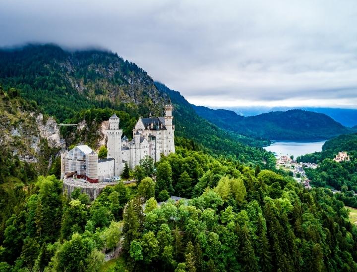 Espectacular panorama del famoso Castillo de Neuschwanstein en Alemania