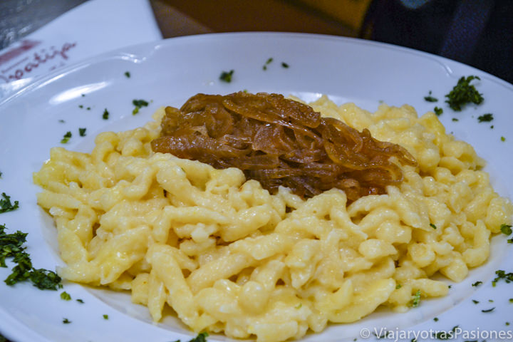 Famoso plato de spatzle en el restaurante Opatija Easy, en Múnich