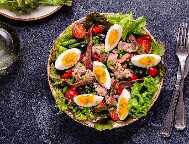 Imagen de una espectacular ensalada nicoise, típica de la Francia