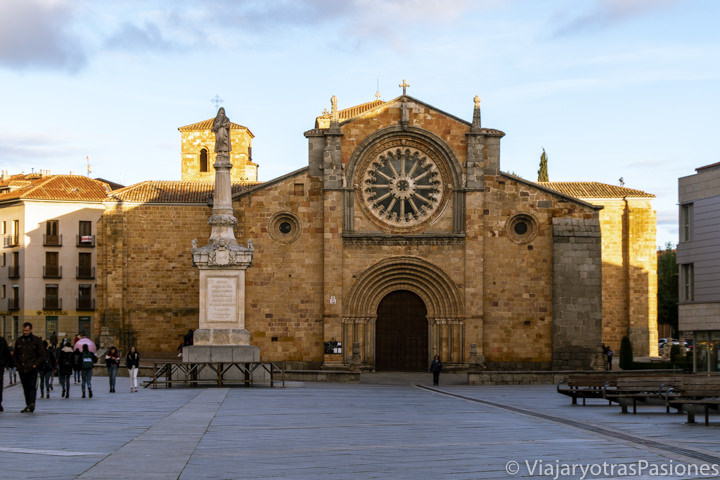 Vista de la bonita Iglesia de San Pedro Apóstol en Ávila, España