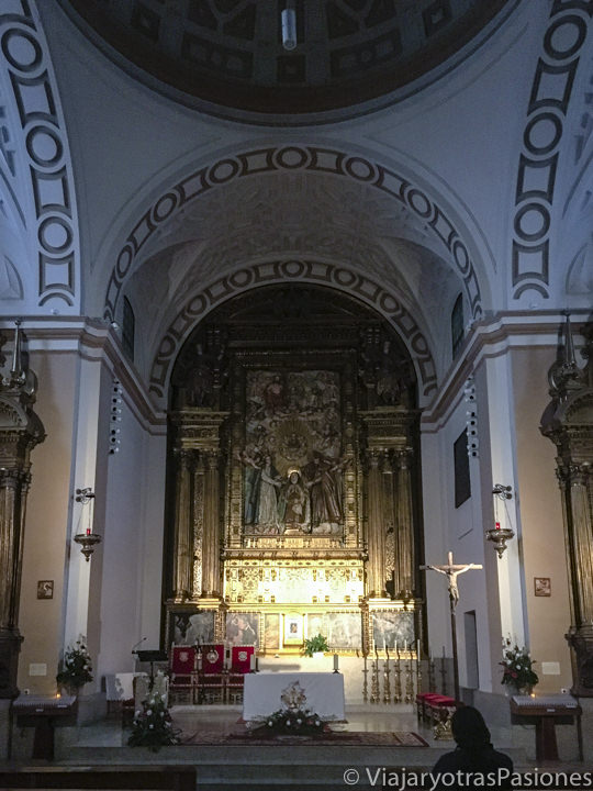 Altar en el interior de la Iglesia de Santa Teresa de Jesús en Ávila, España