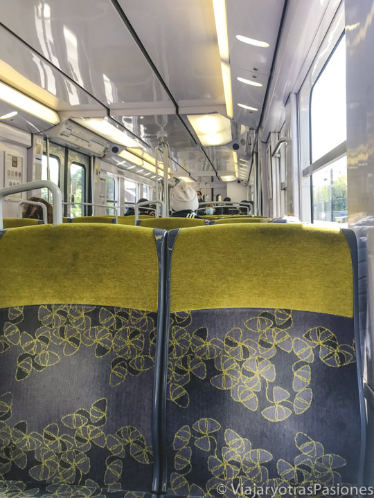 Interior de un tren RER en París, Francia