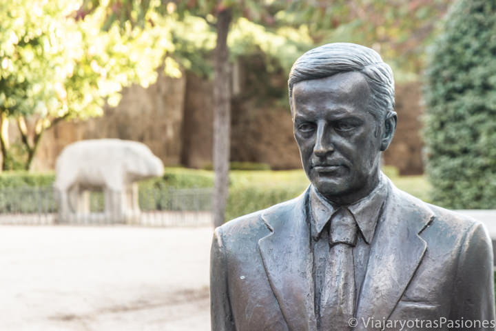 Primer plano de la estatua de Adolfo Suárez en el centro de Ávila, España