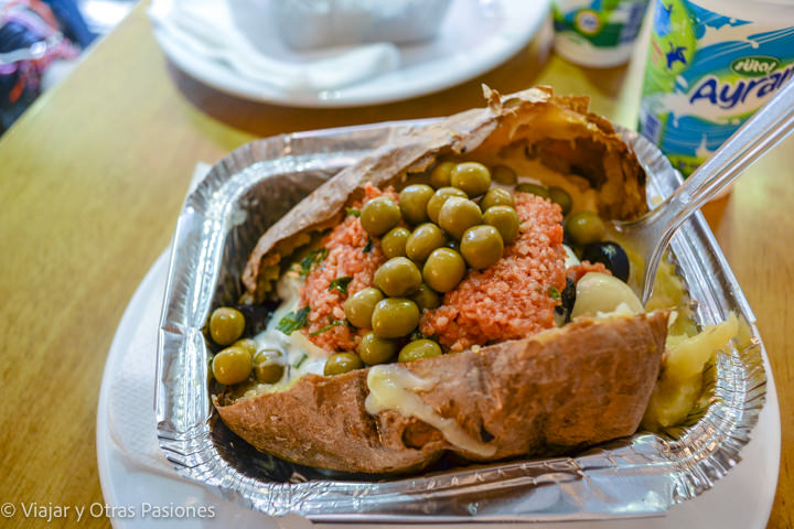 Buenísimo plato serviendo kumpir en Turquía