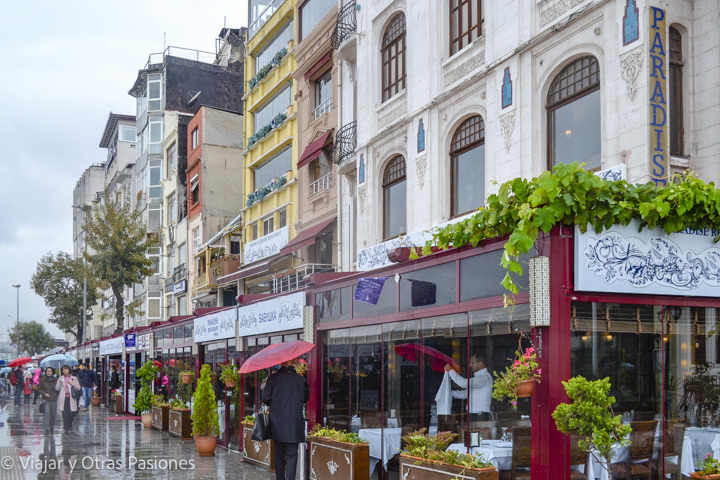 Restaurantes en el paseo marítimo de Karaköy, en Estambul