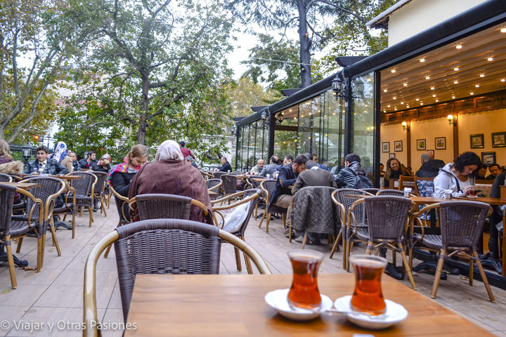 Tomando típicos tè turcos en una terraza de Estambul