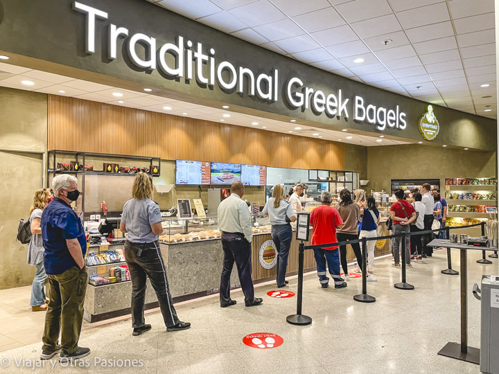Cola en la cafetería del aeropuerto de Atenas, Grecia