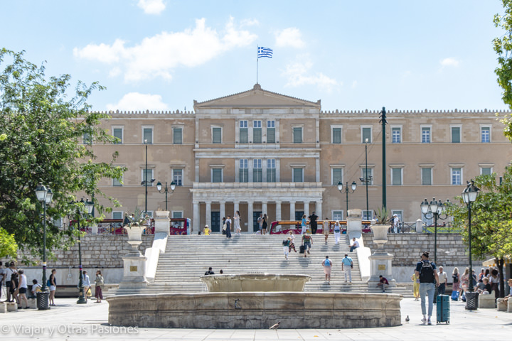 Icónica fachada del Parlamento de Grecia en Atenas