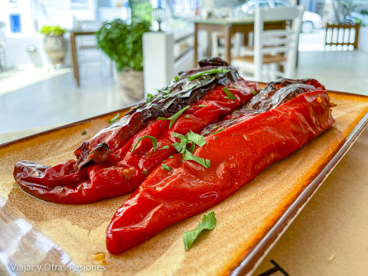 Ríco plato de pimientos rellenos en el restaurante To Ellinko de Naxos, Grecia