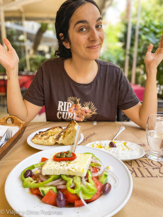 Rica comida del restaurante Tasty Corner en Atenas, Grecia