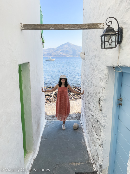 Hermoso callejón en el pueblo de Klima en la isla de Milos, en Grecia