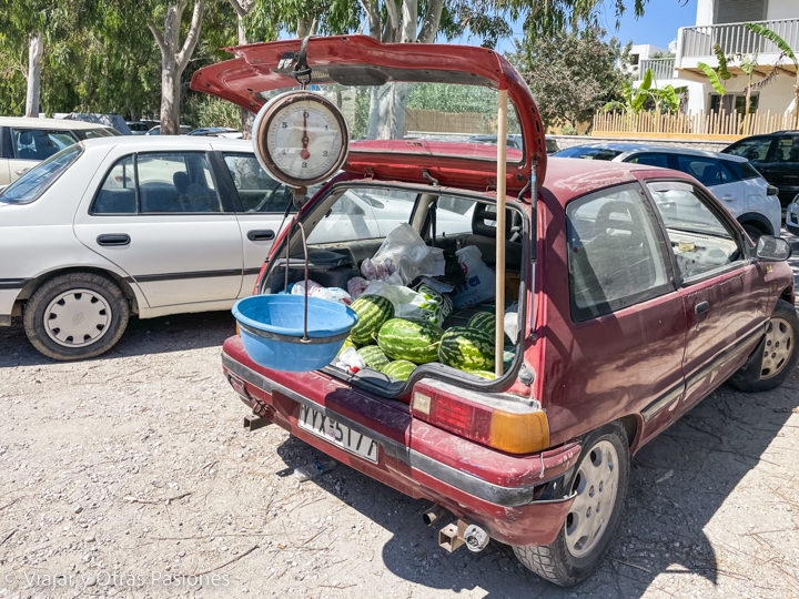 Coche vendiendo sandias en la isla de Milos, en Grecia