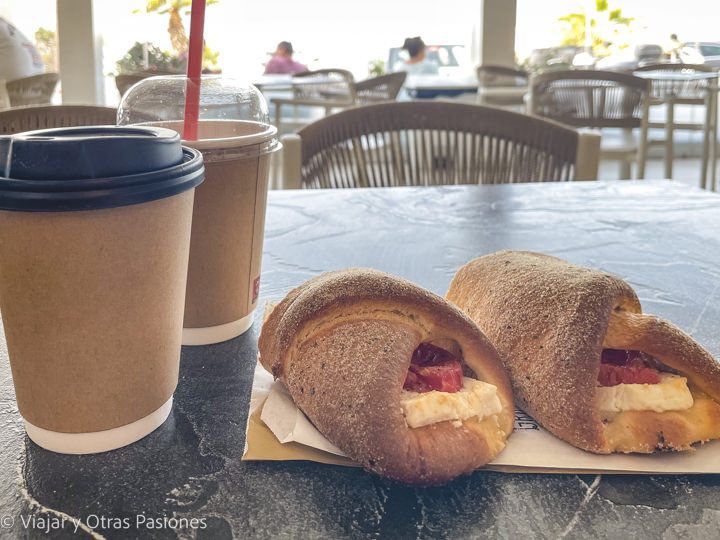 Desayuno en Gregory's Bakery, en Santorini