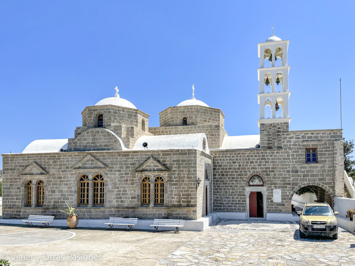 Vista de la preciosa iglesia de Zefiria en la isla de Milos, en Grecia