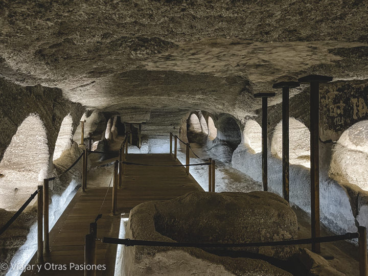 Interior de la históricas catacumbas de la isla de Milos, en Grecia