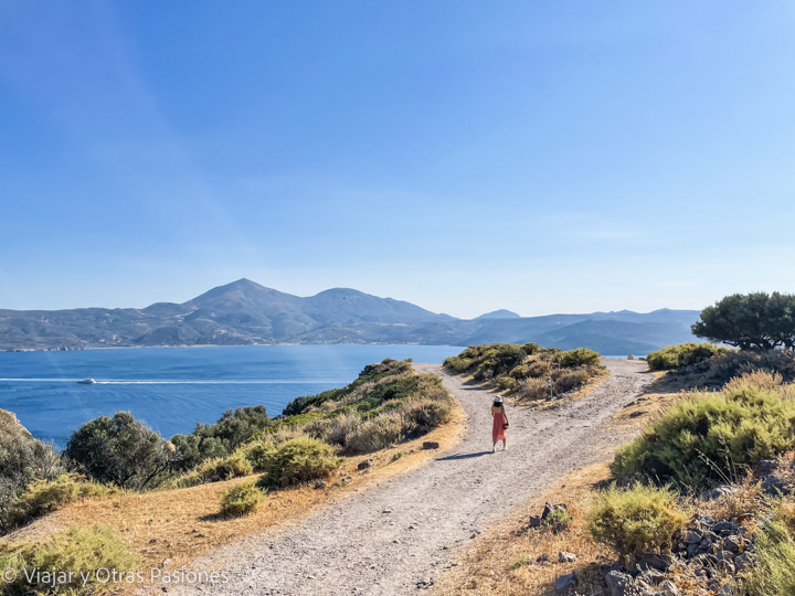 Espectacular camino para el Anfiteatro romano de la isla de Milos, en Grecia