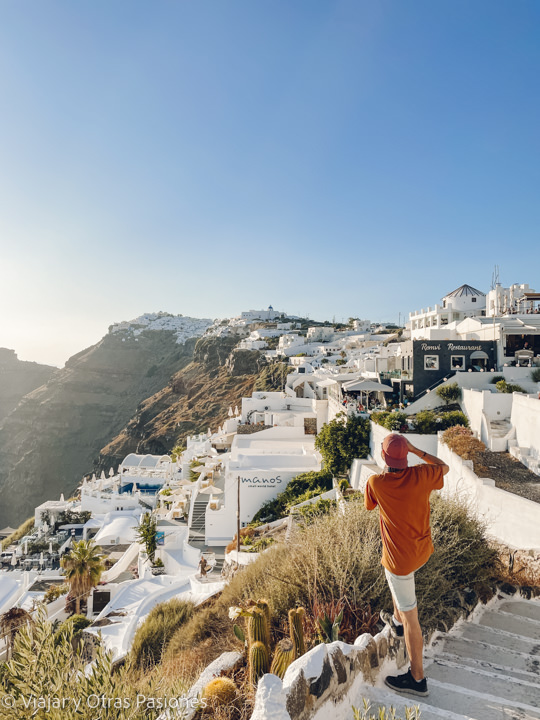 Espectacular vista de Fira en la isla de Santorini, Grecia