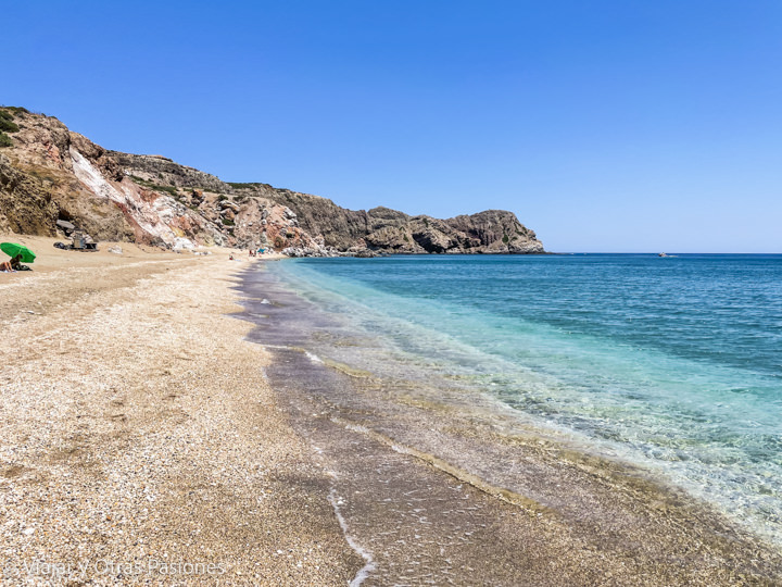 Panorama de la estupenda playa de Paleochori en la isla de Milos, en Grecia