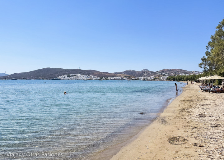 Vista de la hermosa playa Papikinou con Adamas al fondo del panorama, en Milos