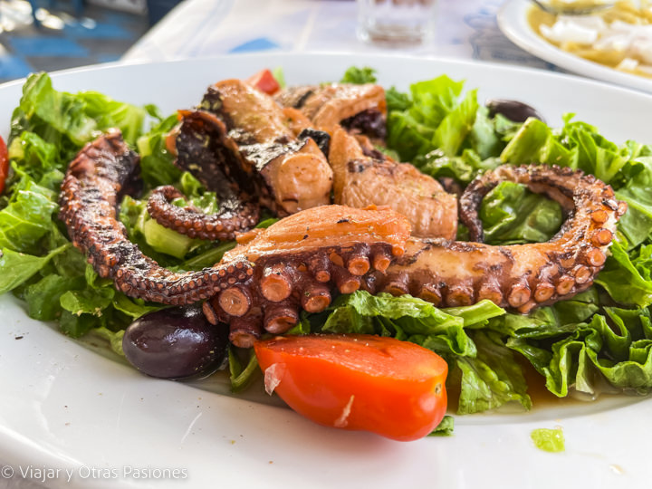 Sabroso pulpo de la taberna Tzanakis de Megalochori, en Santorini