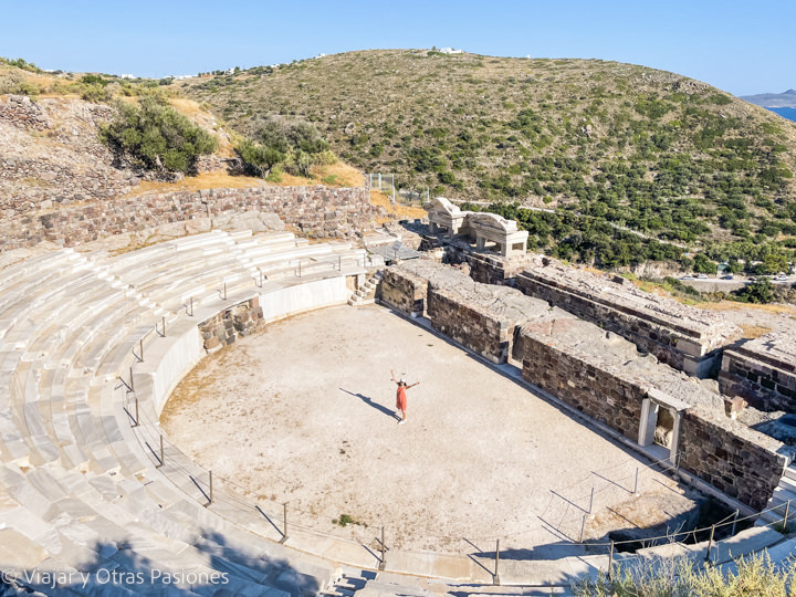 Hermoso panorama del Anfiteatro romano de la isla de Milos, en Grecia