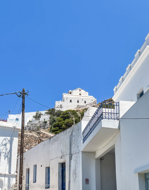 Bonita vista del castillo de Plaka en la isla de Milos, en Grecia