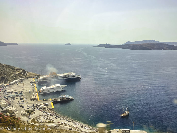 Panorama del puerto de Santorini en las islas Cícladas, Grecia