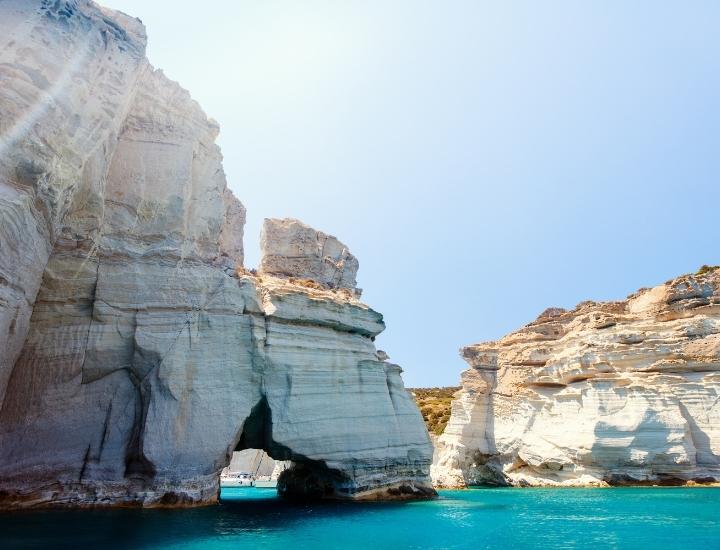Increíble vista de Kleftiko, famoso acantilado de la isla de Milos en Grecia