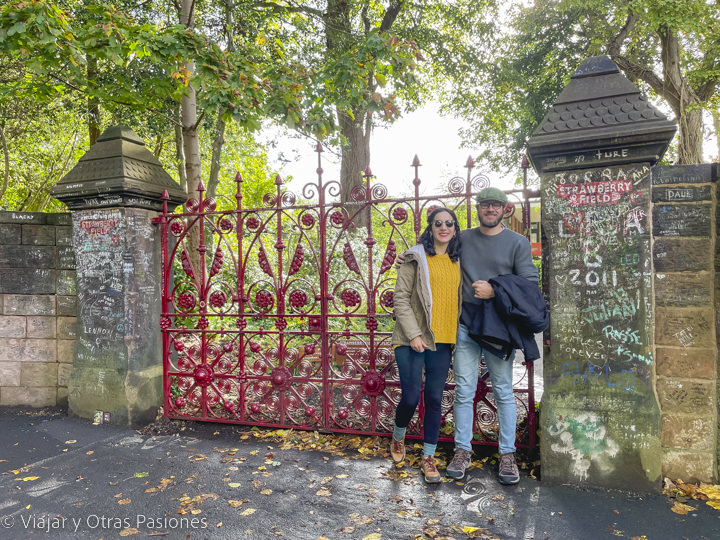 Pareja de frente a los Strawberry Fields de Liverpool, Inglaterra