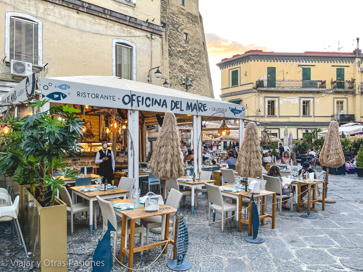Exterior del famoso restaurante de pescado Officina del Mare en Nápoles, Italia
