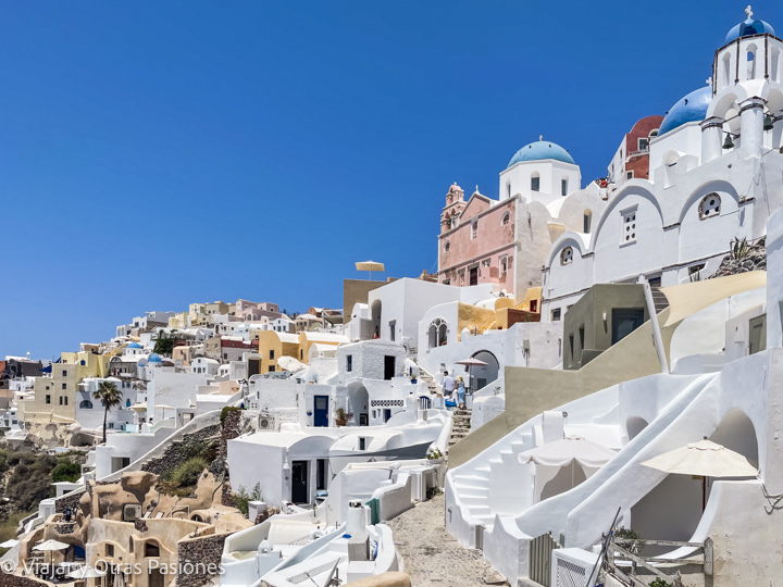 Hermosa vista del pueblo blanco de Oia en Santorini, Grecia