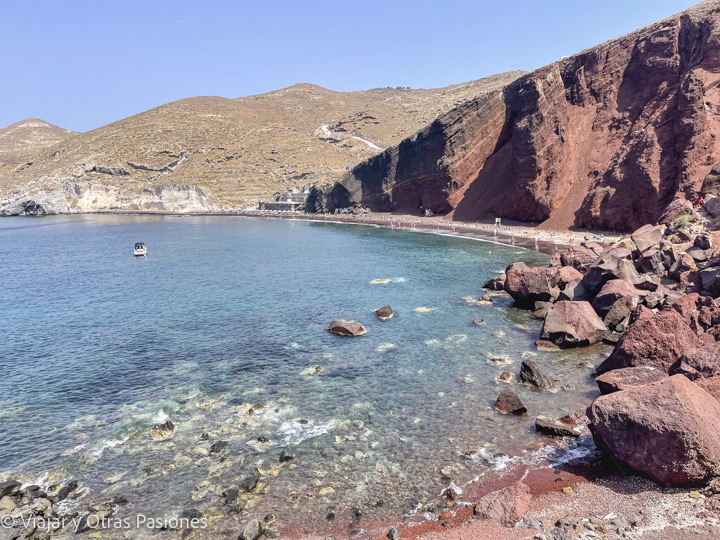 Espectacular vista de la playa roja cerca de Akrotiri, en Santorini, Grecia