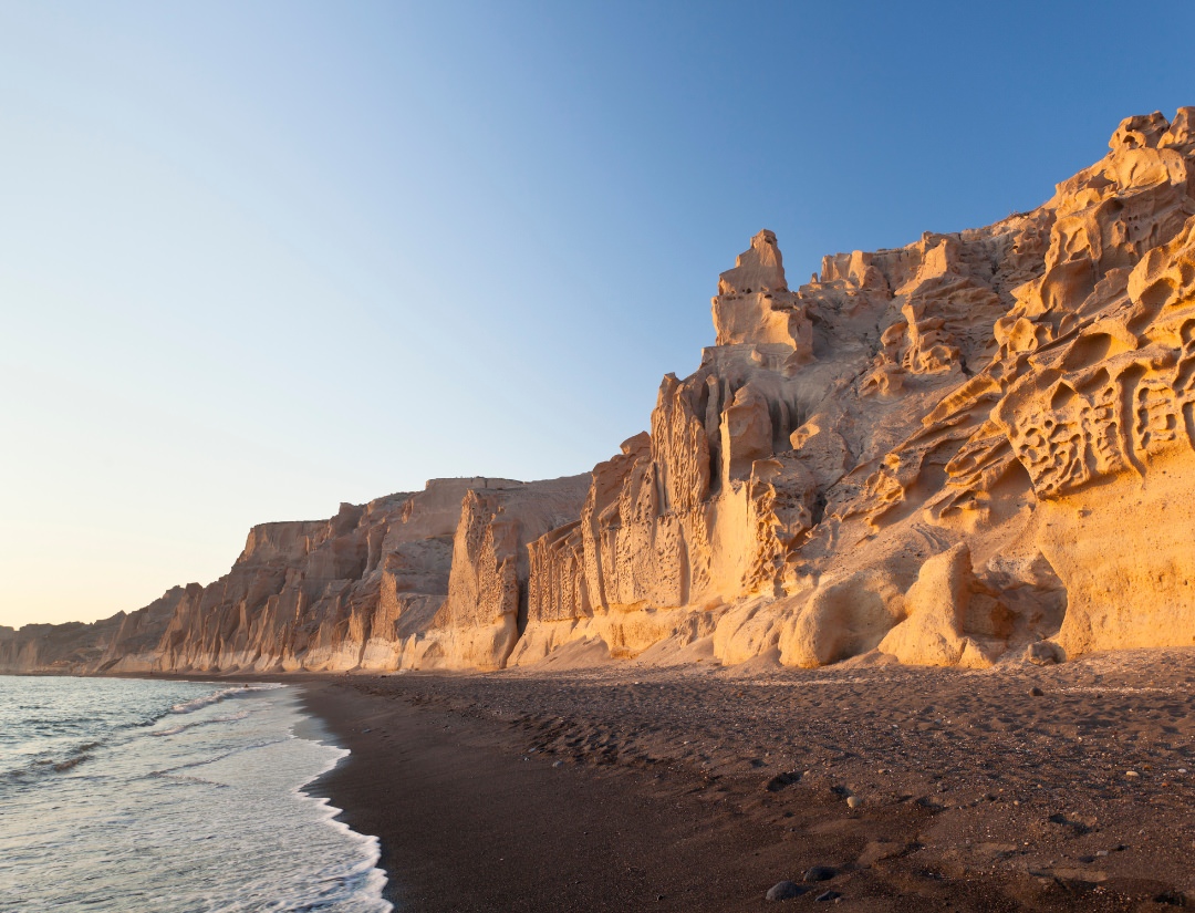 Atardecer en la playa de Vlychada en Santorini, Grecia