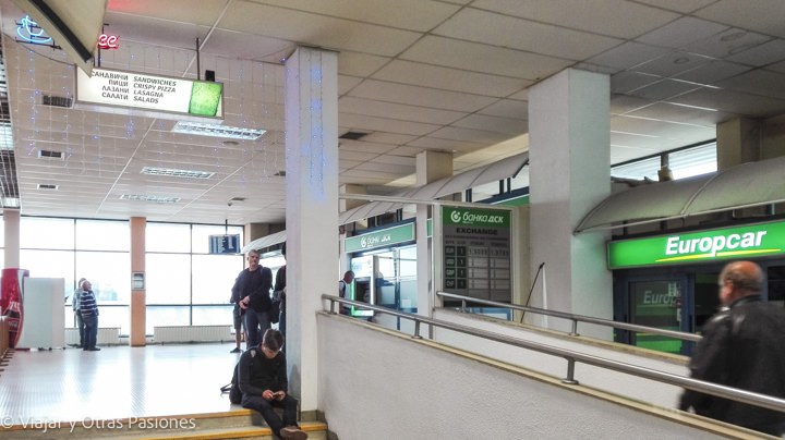 Zona de recogida de los coches de alquiler en el aeropuerto de Sofía, Bulgaria