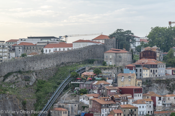 Vista de la muralla y la funicular de Oporto, Portugal