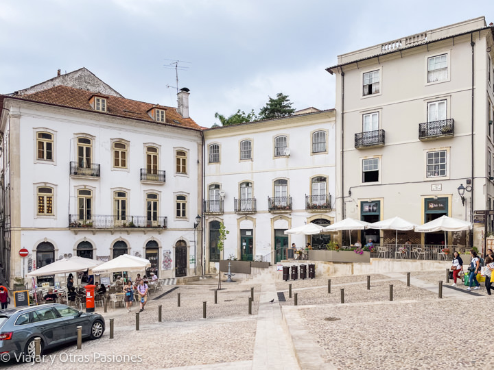 Panorama de la plaza de la Catedral Vieja de Coímbra, en Portugal