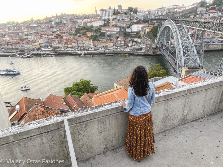 Hermoso panorama del puente Luis I y del centro de Oporto, Portugal