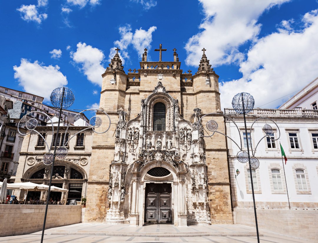 Fachada del Monasterio de Santa Cruz en Coímbra, en Portugal