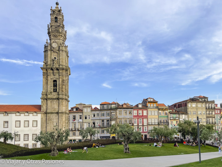 Hermosa vista de la Plaza de Lisboa en el centro de Oporto, Portugal