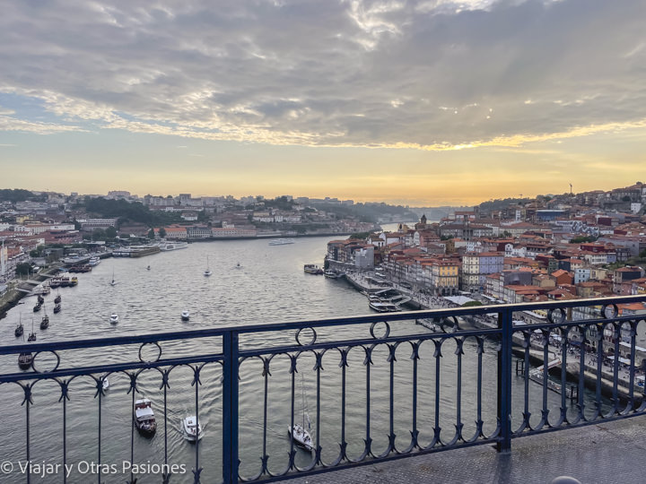 Increíble atardecer desde el puente Luis I de Oporto, Portugal