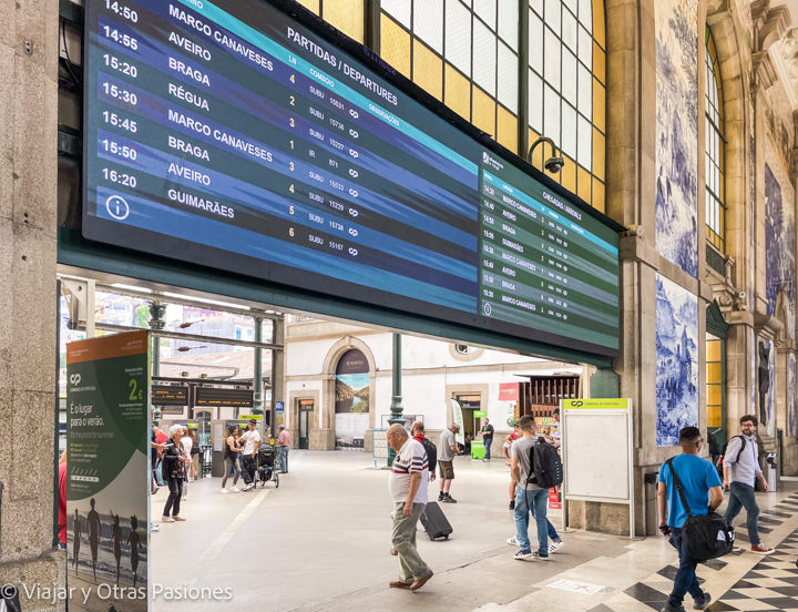 Pantalla de los destinos de la estación de Sao Bento, en Oporto
