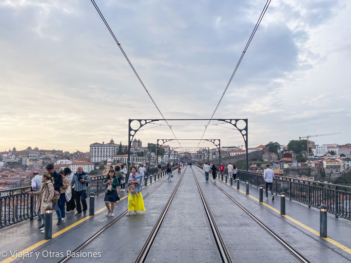 Vista del famoso puente Luis I de Oporto, Portugal