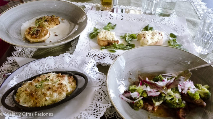 Rica comida de Shtastliveca Vitoshka en el centro de Sofía, Bulgaria